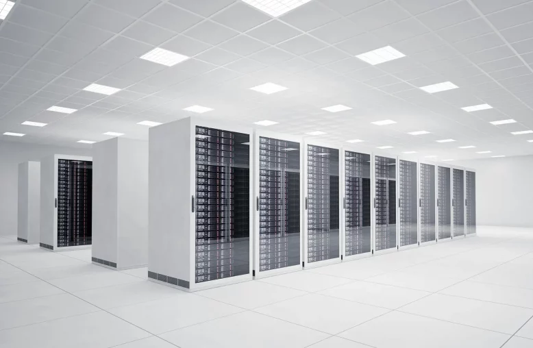 Data center moderno e bem organizado, com fileiras de racks de servidores sob iluminação intensa e espaço otimizado para alta tecnologia e eficiência.