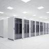 Data center moderno e bem organizado, com fileiras de racks de servidores sob iluminação intensa e espaço otimizado para alta tecnologia e eficiência.