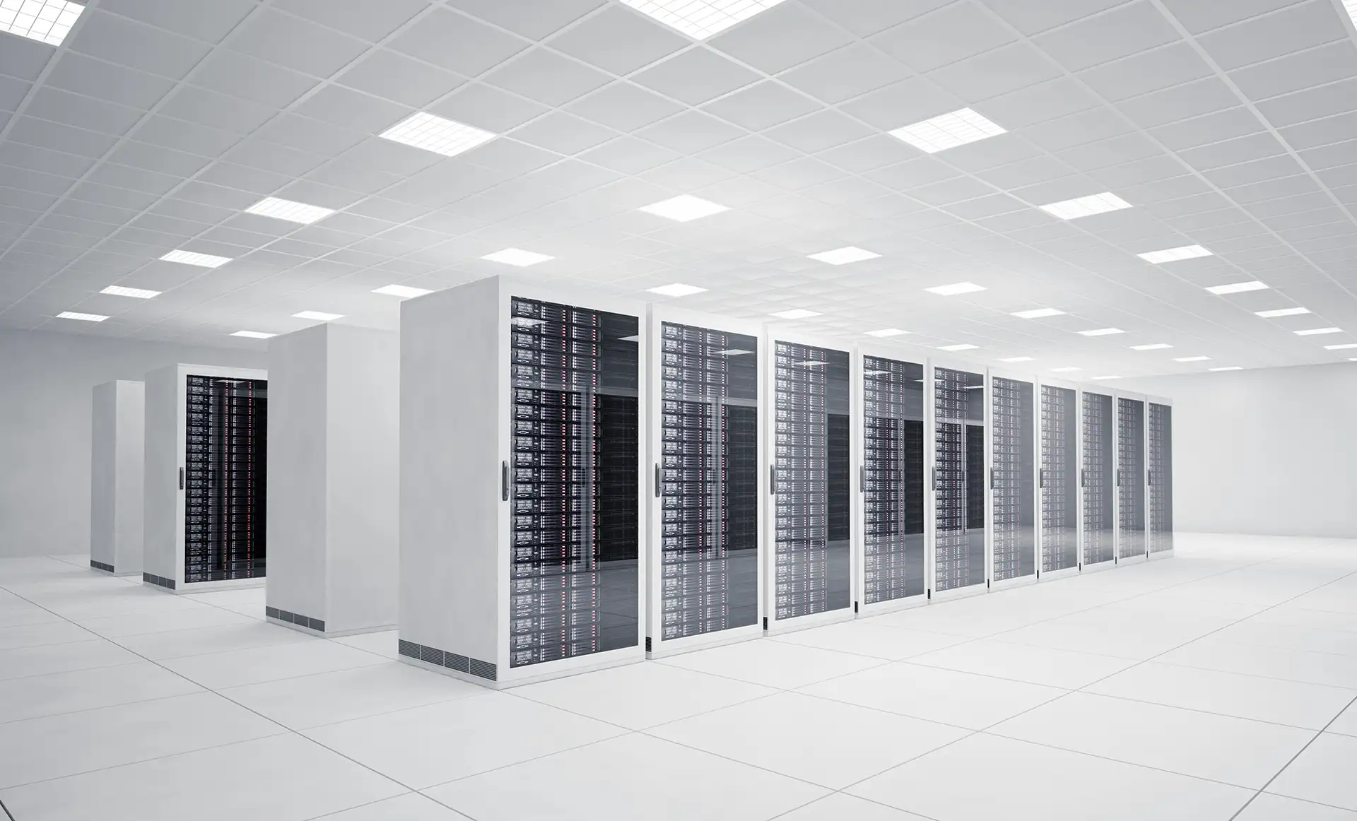 Data center moderno e bem organizado, com fileiras de racks de servidores sob iluminação intensa e espaço otimizado para alta tecnologia e eficiência.