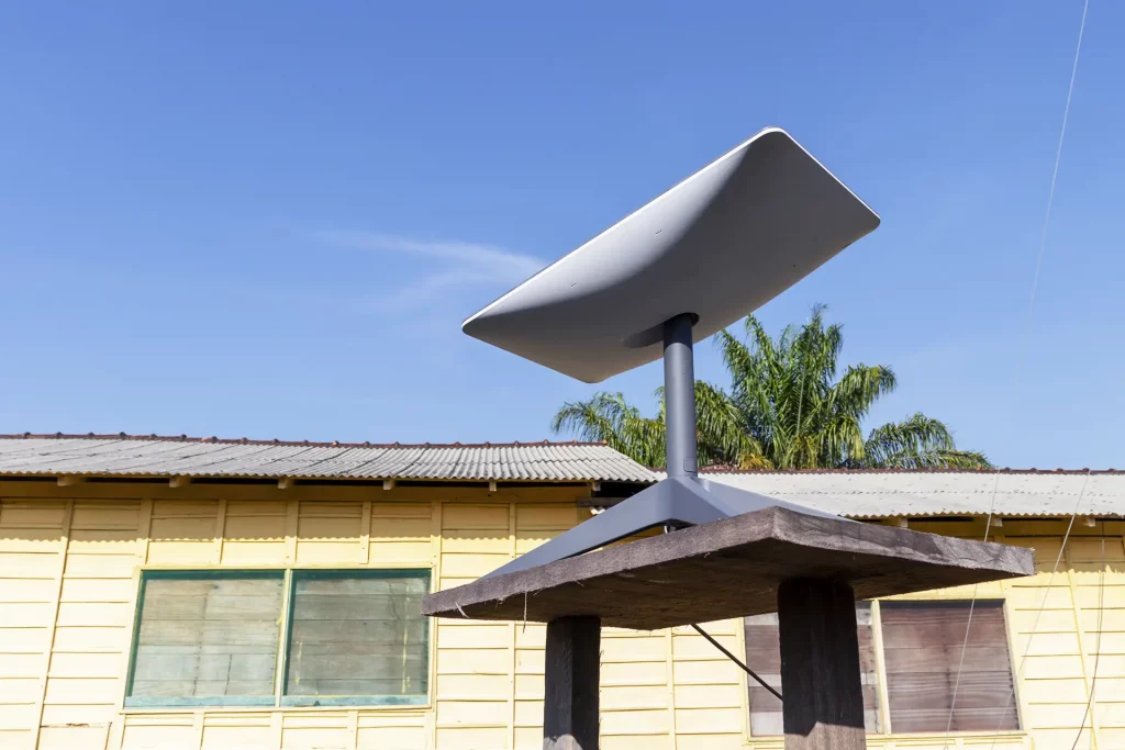 Oriximiná, Pará, Brasil - 09/08/2023: Antena parabólica de internet Starlink fornece conexão de banda larga em propriedade rural na floresta amazônica