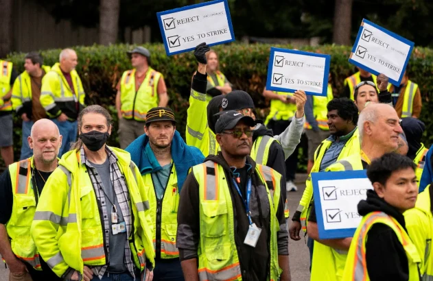 Trabalhadores da fábrica da Boeing discutem adesão à greve