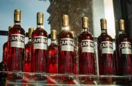 Garrafas de bebida Campari no histórico bar Camparino, na Itália