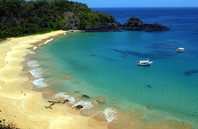 Foto aérea mostra a vista de uma praia do arquipélago de Fernando de Noronha, em Pernambuco.