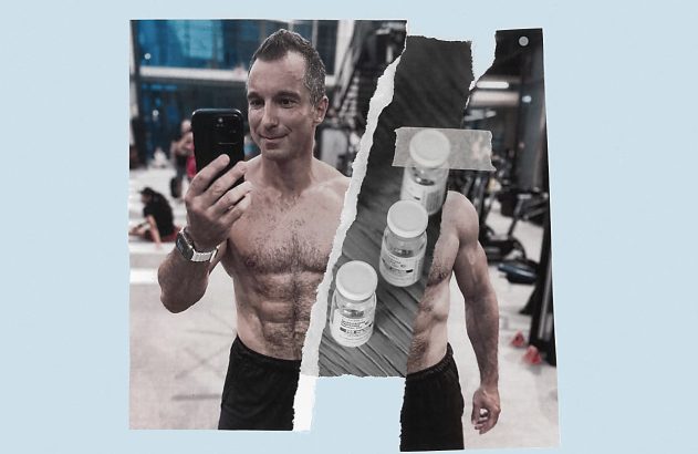 Homem musculoso sem camisa tira selfie no espelho e segura potes de suplemento.