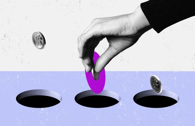 Montagem que mostra um plano horizontal com 3 buracos alinhados lado a lado. Uma mão humana insere uma moeda no buraco ao centro. Nos dois laterais as moedas estão caindo.