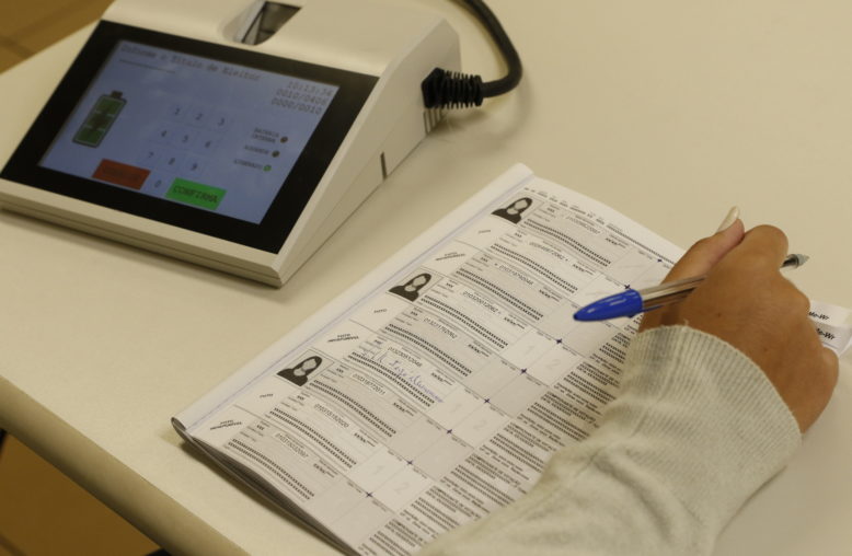 Cabina de votação com a nova urna modelo UE2020 é apresentada em seção eleitoral simulada no Tribunal Regional Eleitoral, no centro do Rio de Janeiro.