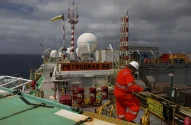 Trabalhador em plataforma da Petrobras na Bacia de Santos