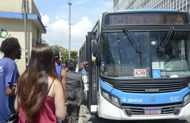 Ônibus da linha 125 de Copacabana, no Rio de Janeiro, oferecendo transporte gratuito a eleitores
