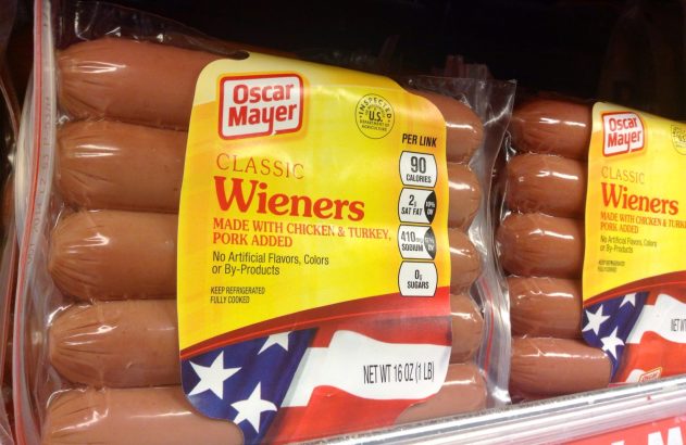 Embalagens de salsichas Oscar Mayer Classic Wieners com rótulo e informações nutricionais em prateleira.