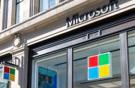 Fachada de loja Microsoft. Exibe o letreiro "Microsoft" e o logo de quatro quadrados coloridos.