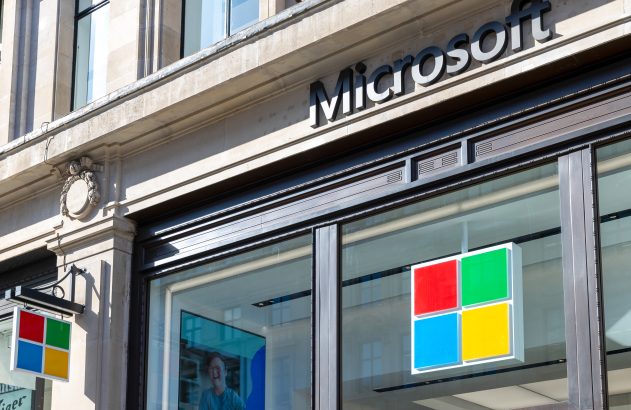 Fachada de loja Microsoft. Exibe o letreiro "Microsoft" e o logo de quatro quadrados coloridos.