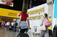Passageiros indo em direção à área de embarque do Aeroporto de Guarulhos