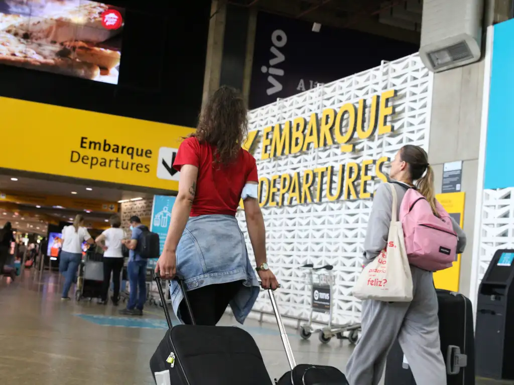 Passageiros indo em direção à área de embarque do Aeroporto de Guarulhos