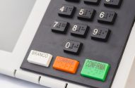 Teclado de urna eletrônica com botões numéricos, BRANCO, CORRIGE e CONFIRMA, todos com Braille.
