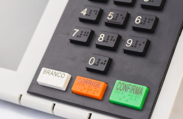 Teclado de urna eletrônica com botões numéricos, BRANCO, CORRIGE e CONFIRMA, todos com Braille.