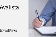 Pessoa escrevendo em um bloco de papel preso a uma prancheta preta, ao lado da palavra "Avalista" sobre fundo branco.