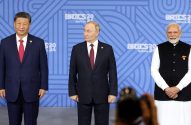 Três líderes mundiais, Xi Jinping, Vladimir Putin e Narendra Modi, posam para foto no BRICS 2024.