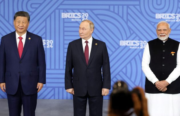 Três líderes mundiais, Xi Jinping, Vladimir Putin e Narendra Modi, posam para foto no BRICS 2024.