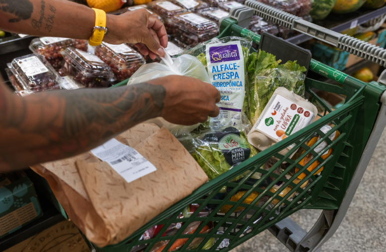 Carrinho de supermercado cheio de alimentos