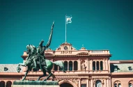 Monumento de um cavaleiro triunfante em frente à Casa Rosada, sede do governo argentino, em Buenos Aires.