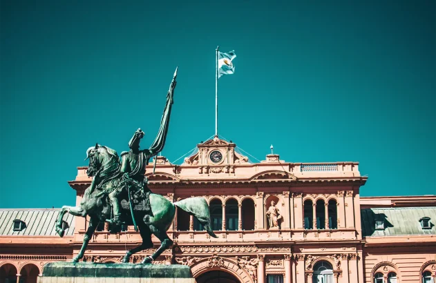 Monumento de um cavaleiro triunfante em frente à Casa Rosada, sede do governo argentino, em Buenos Aires.