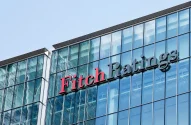 Detalhe do prédio da agência de classificação de crédito financeiro Fitch Ratings, onde se vê o letreiro com o logotipo da empresa nas cores vermelho e preto.