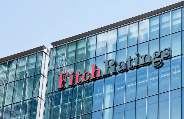 Detalhe do prédio da agência de classificação de crédito financeiro Fitch Ratings, onde se vê o letreiro com o logotipo da empresa nas cores vermelho e preto.