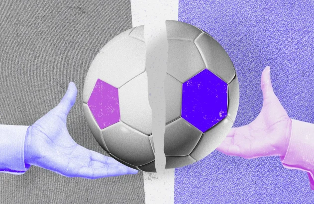 Uma bola de futebol está dividida, e cada lado é segurado por uma mão, uma com uma camisa roxa, outra rosa