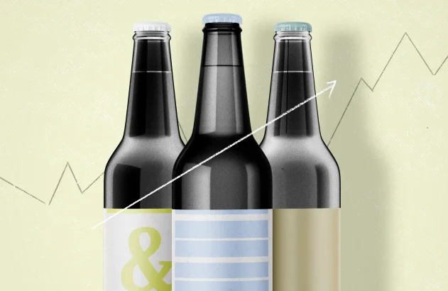 Três garrafas de cerveja com rótulos diferentes são alinhadas diante de um gráfico de linha ascendente sobre um fundo amarelo pontilhado.