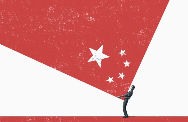 Figura humana em preto e branco segura uma superfície triangular branca contra um fundo vermelho com estrelas, remetendo à bandeira da China.