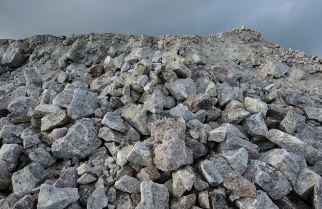Mineração de lítio, com imagem mostrando o metal empilhado
