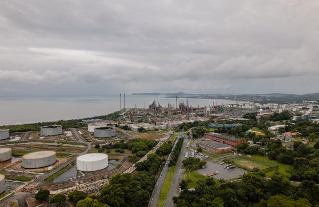 Foto de 2023 da refinaria de petróleo de Mataripe, perto de Salvador, na Bahia