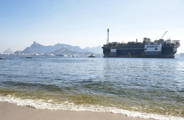 Plataforma de petróleo, P-67, ancorada na Baía de Guanabara, destinada ao Sistema de Produção do Campo de Tupi, no pré-sal da Bacia de Santos.