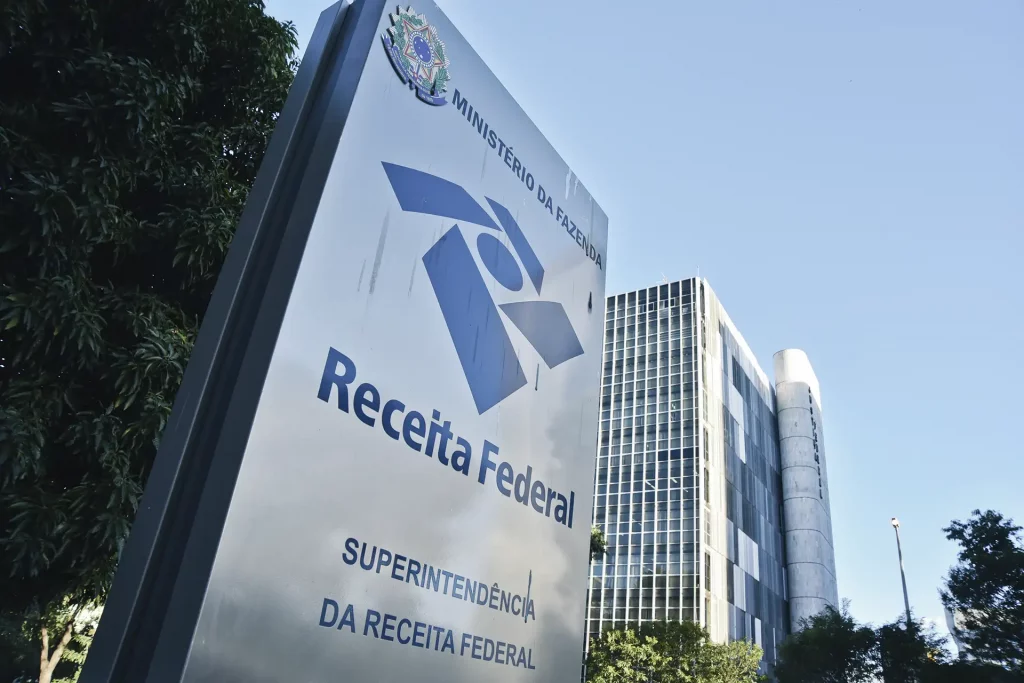 Letreiro em frente ao prédio da Receita Federal Brasileira, em Brasília. Ao fundo, vê-se uma parte do prédio do órgão.