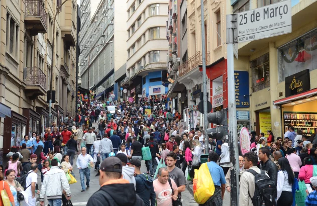 Foto de pessoas caminhando pela Ladeira Porto Geral na esquina com a Rua 25 de Março, no Centro de São Paulo