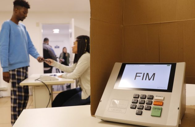 Cabine de votação em seção eleitoral simulada do TRE-RJ.