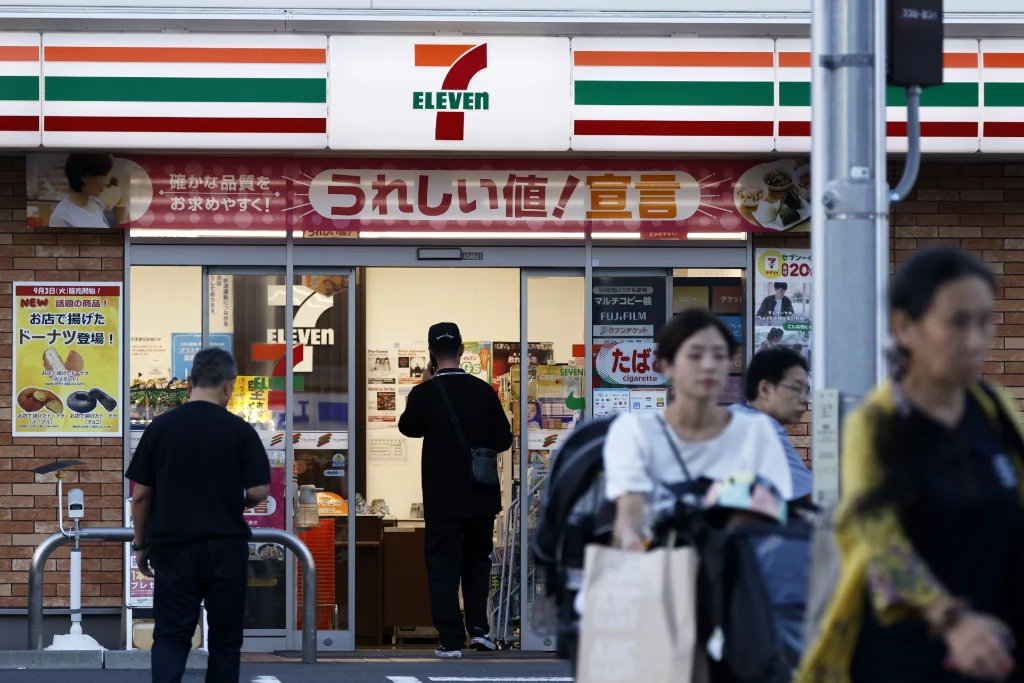 Comprador entra em uma loja de conveniência 7-Eleven, em Tóquio, Japão