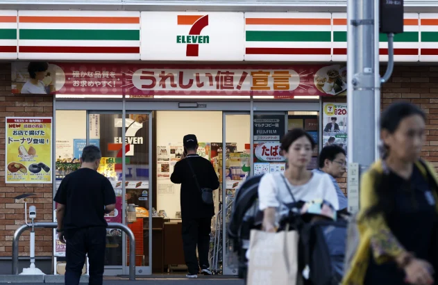 Comprador entra em uma loja de conveniência 7-Eleven, em Tóquio, Japão