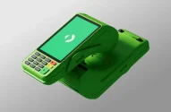 Máquina de cartão verde com tela sensível ao toque e teclado numérico em fundo cinza claro.