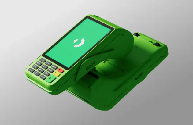 Máquina de cartão verde com tela sensível ao toque e teclado numérico em fundo cinza claro.