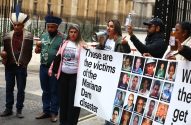 Protesto de vítimas e parentes e vítimas do desastre em Mariana em frente à corte de justiça britânica em Londres em outubro
