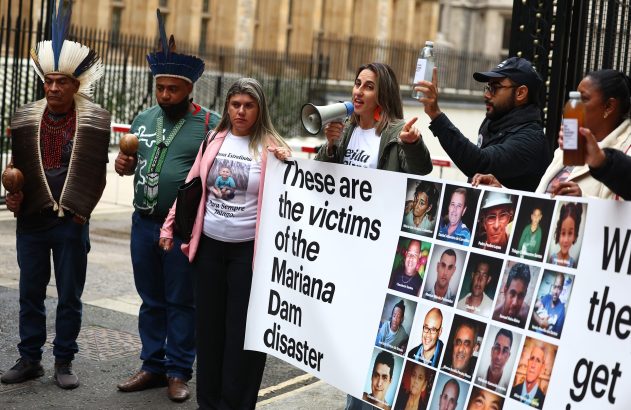 Protesto de vítimas e parentes e vítimas do desastre em Mariana em frente à corte de justiça britânica em Londres em outubro