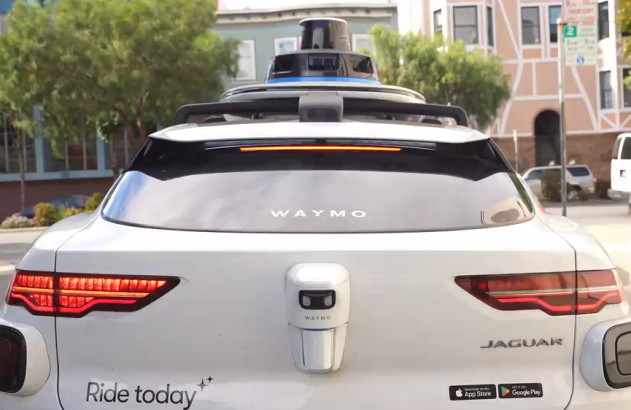 Parte traseira de um carro autônomo da Waymo
