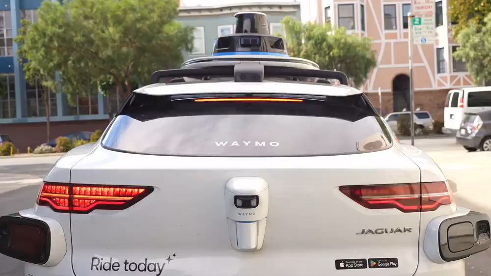 Parte traseira de um carro autônomo da Waymo