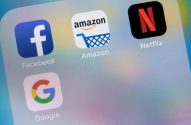 Tela de celular com ícones de apps: Facebook, Amazon, Netflix, Google.