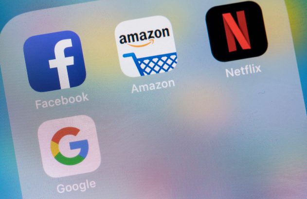 Tela de celular com ícones de apps: Facebook, Amazon, Netflix, Google.