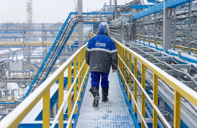 Trabalhador caminha em plataforma de acesso na Unidade de Tratamento de Gás Abrangente No.3 do campo de petróleo, gás e condensado Chayandinskoye da Gazprom PJSC, uma base de recursos para o gasoduto Power of Siberia