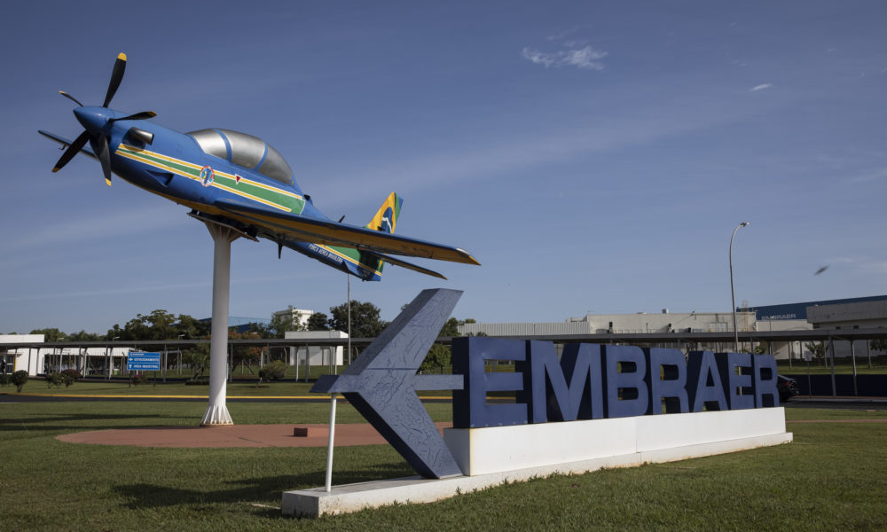 Embraer assina acordo para ampliar colaboração com empresa aeroespacial da Indonésia