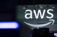 Logo iluminado da AWS (Amazon Web Services) com o sorriso da Amazon, destaque em um evento ou feira.