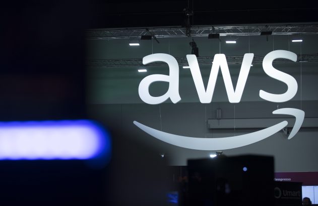 Logo iluminado da AWS (Amazon Web Services) com o sorriso da Amazon, destaque em um evento ou feira.